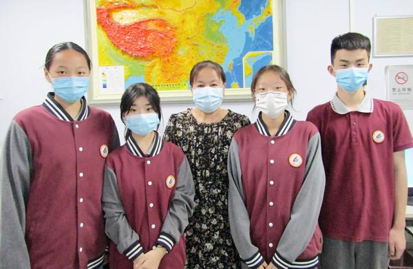 我与老师合张影 (41)